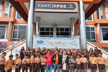 Kantor Pos Bukittinggi giatkan Gerakan Berkirim Surat bersama pelajar