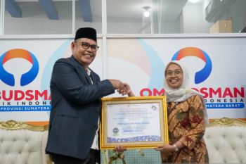 Pemkab Solok terima penghargaan predikat tertinggi dari Ombudsman RI perwakilan Sumbar