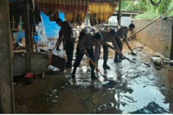 Pasca banjir Manado, Pasukan Brimob lakukan bersih-bersih di Mahawu dan Bailang