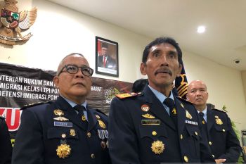 Imigrasi Pontianak mencegah pungli dalam pembuatan paspor dengan M-Paspor