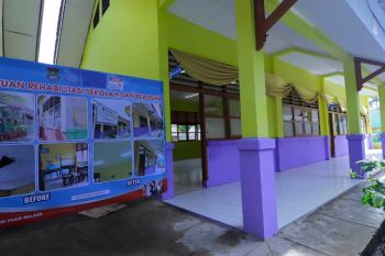 SGM Eksplor-Indomaret salurkan bantuan pendidikan dan beasiswa
