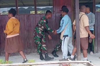Prajurit Koramil Oksibil datangi sekolah pastikan aktivitas belajar