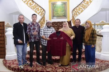 Audiensi ke Bupati, Kasmarni terima baju kehormatan JMSI Bengkalis