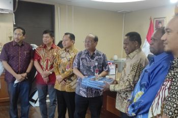 Gubernur Papua Pegunungan serahkan Rapergub APBD 2023 kepada Kemendagri