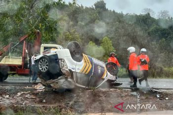 Mobil patwal Dishub Kepri terbalik akibat jalan licin