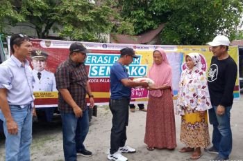 Beras bersubsidi dari Pemkot Palangka Raya dapat membantu masyarakat miskin