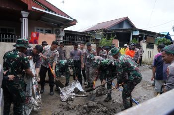 Prajurit Kodam XIII/Merdeka-Polri masih kerja bakti di lokasi bencana Manado