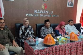 Bawaslu Sulbar serahkan bantuan kendaraan operasional untuk Bawaslu kabupaten
