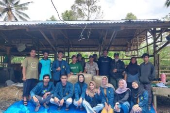 KKN Tematik Unram latih pembuatan ternak fermentasi di Desa Timbanuh