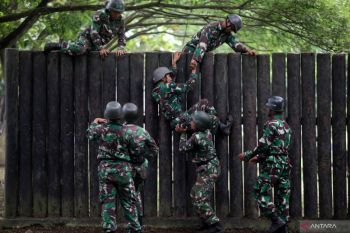 Ketangkasan halang rintang Marinir