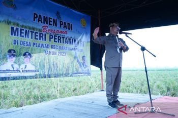 Mentan pantau panen raya di Karawang
