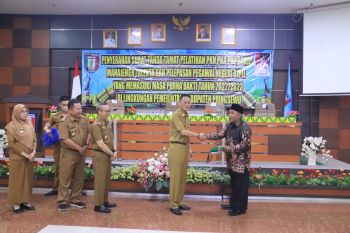 Pj. Bupati Pringsewu lepas PNS purnabakti dan serahkan STTP