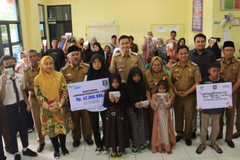 Pemkab Pringsewu serahkan bantuan rehabilitasi sosial