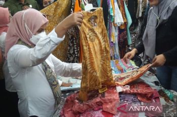 Ibu Negara Iriana Joko Widodo borong tas hingga daster di Pasar Beringharjo