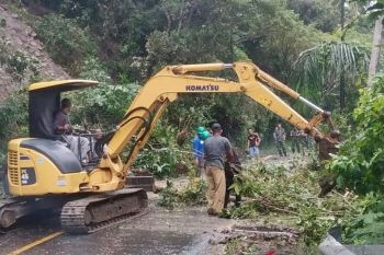 Jembatan  ke Kilometer Nol putus akibat longsor