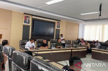 Sebanyak 200 warga demo tolak penutupan tambang pasir Nambo di DPRD Kendari