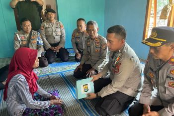 Kapolda beri santunan keluarga korban penembakan oleh oknum polisi di Way Kanan