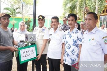 Pemkab Konawe Utara memberikan bantuan stimulan untuk 348 UMKM