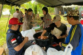 Brimob Polda Sulut dirikan dapur lapangan bantu warga terdampak banjir Manado