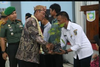 KPH Tanah Laut beri warga Desa Panggung 200 bibit