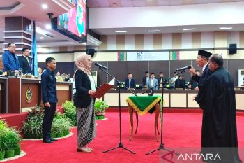 Ketua DPRD Sulsel melantik PAW Marthen Rantetondok