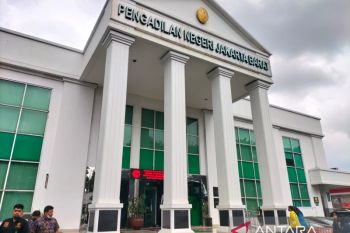 Sidang perdana Teddy Minahasa terkait kasus narkoba dijaga ketat polisi