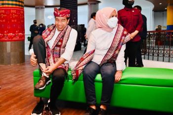 Presiden beli sepatu kets tenun Bali