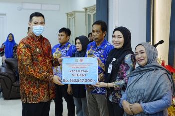 Bupati MYL serahkan bantuan kepada 592 KK korban bencana alam di Pangkep