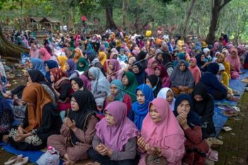 Tradisi Nyadran Di Pemakaman Umum Sentono Ngijo