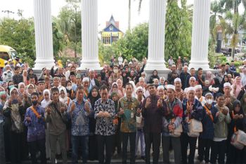 Bupati Barut berangkatkan umrah 114 orang