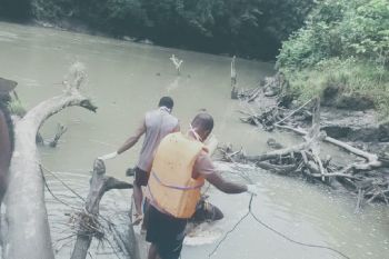 Jenazah Bripda Randongkir korban jembatan gantung ditemukan di Kampung Arim
