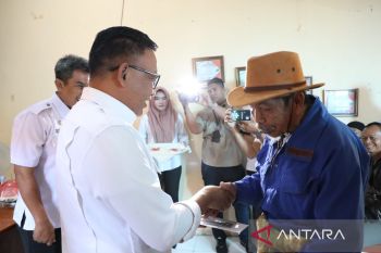 Bupati Bantaeng menyerahkan 3.000 sertifikat lahan pertanian untuk petani