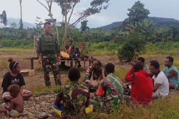 Danramil Oksibil ajak warga kampung Dipol bantu mencari polisi hanyut