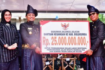 Gubernur Sulsel serahkan Rp25 miliar untuk bangun infrastruktur Bulukumba