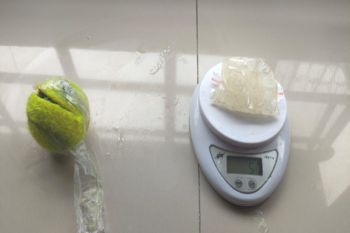 Bola tenis dilempar ke lapas, ternyata berisi sabu-sabu