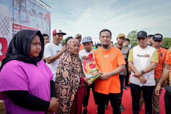 Gubernur Sulsel serahkan bantuan warga terdampak relokasi Pantai Merpati
