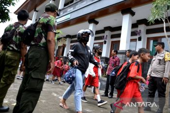 Anggota Satuan Linmas bantu jaga lingkungan sekolah di Legian (video)