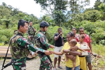 Babinsa ingatkan warga Distrik Kalomdol pentingnya jaga kesehatan