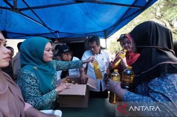 Warga Gowa antusias membeli minyak goreng di pasar murah