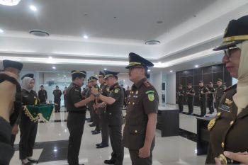 Kajati Sulteng ingatkan jajarannya profesional ungkap kasus korupsi