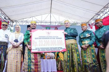 Gubernur Sulsel serahkan bantuan  Rp23,2 miliar kepada Pemkab Pangkep