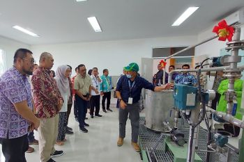 Perkuat Program "Link and Match" RAPP hibahkan peralatan laboratorium dan buku kepada D3 TPK UNRI