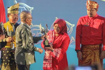Bupati Sleman menerima Anugerah Kebudayaan dari PWI
