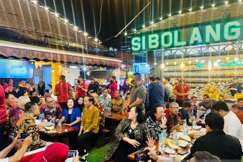 Presiden Jokowi makan durian bersama para pemred