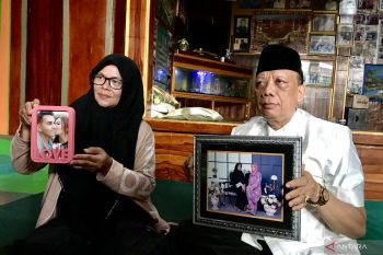 Keluarga WNI korban gempa Turki lihat prosesi penguburan melalui rekaman video