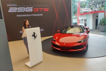 Calon konsumen Ferrari 296 GTS harus inden selama dua tahun