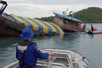 Polda Kepri bantu evakuasi kapal kandas di Belakangpadang