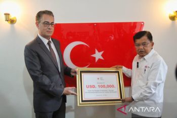 PMI serahkan 100 ribu dolar AS bantu korban gempa Turki