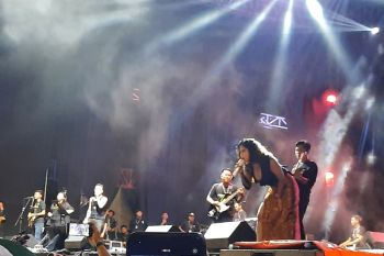Goyangan Dewi Perssik di panggung Pasar Musik Festival 2023