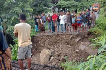 Jalur utara Pulau Flores di Ende terputus akibat longsor